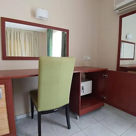 蓝色天堂阿帕特酒店 3*