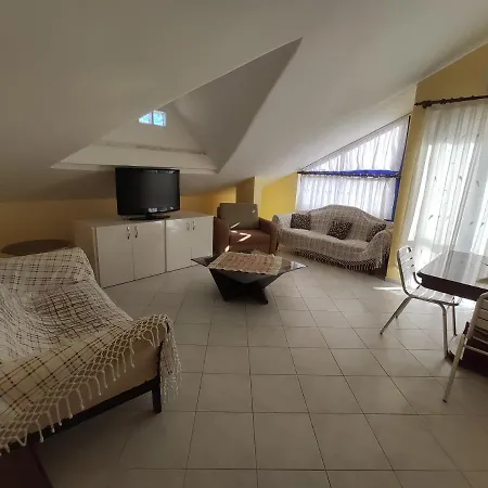 蓝色天堂阿帕特酒店 3*